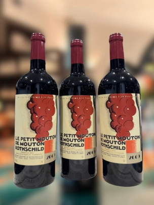 3 Bottles of Château Mouton Rothschild, Le Petit Mouton, Pauillac, Bordeaux, 2009 (3x 750ml)